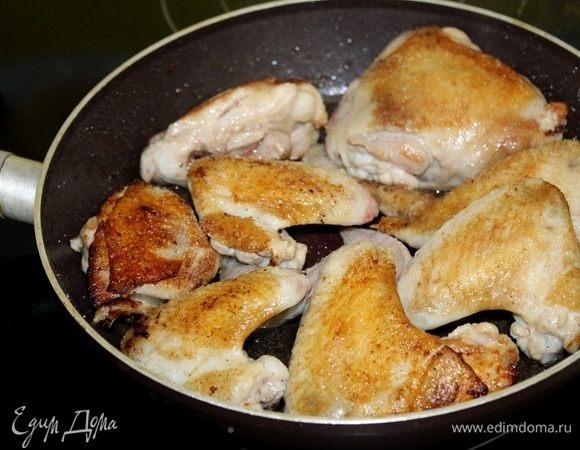 Курицу обжарить на оливковом масле до золотистой корочки.