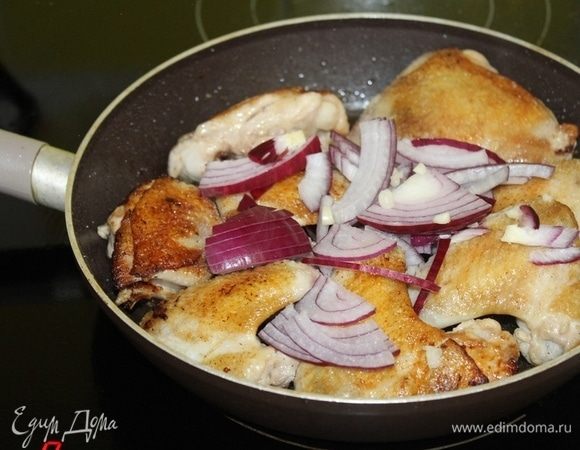 Лук порезать полукольцами, добавить к курице, обжарить пару минут.