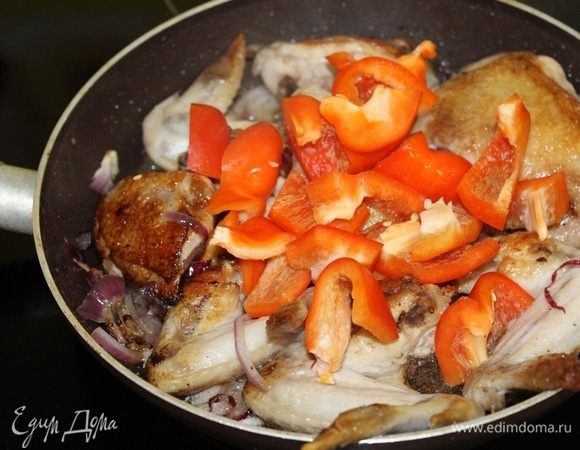 Перец порезать крупными кусочками, обжаривать вместе с курицей 3-4 минуты.