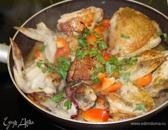 Добавить вино и измельченную петрушку.