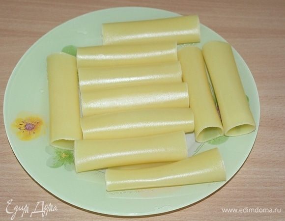 Каннеллони отварить в подсоленной воде 3-4 минуты.