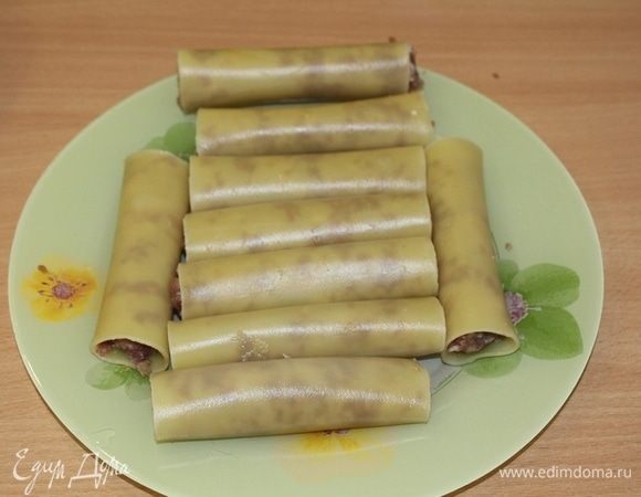 Начинить мясным фаршем.