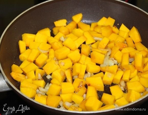Лук и чеснок мелко порезать и обжарить на оливковом масле до мягкости, добавить кусочки тыквы, тушить 3-4 минуты.