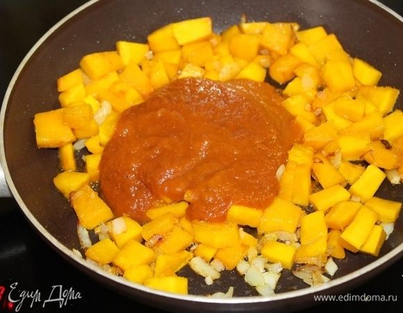 Добавить протертые томаты, перемешать и тушить 4 минуты.