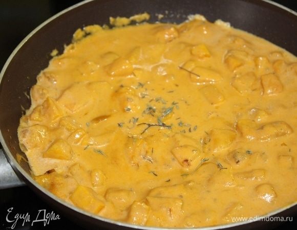 Добавить сливки, посолить, поперчить, добавить тимьян по вкусу.