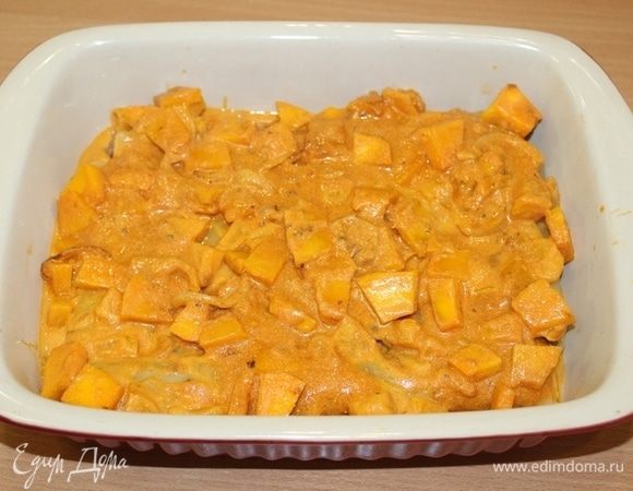 Сверху выложить оставшийся соус.