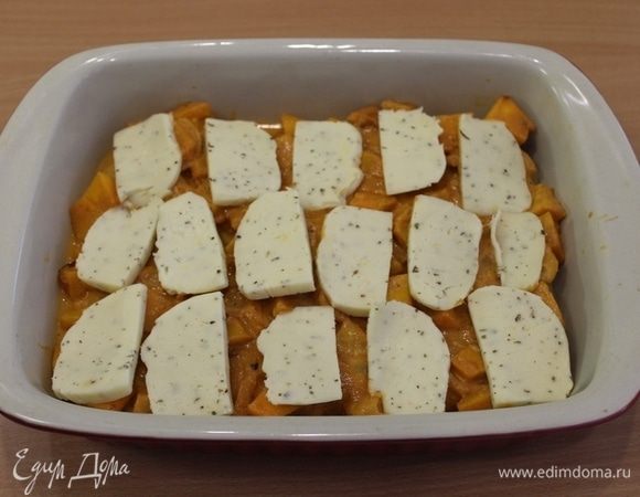 Моцареллу порезать и выложить верхним слоем.