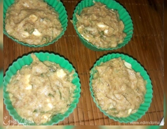 Духовку разогреть до 180°С. Смесь выложить в формы и выпекать 20-25 минут. 