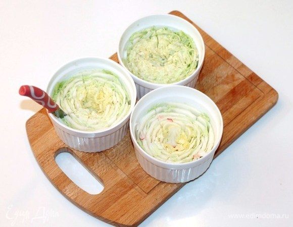 На капусте делаем надрезы, делим ее на 6 частей. 
