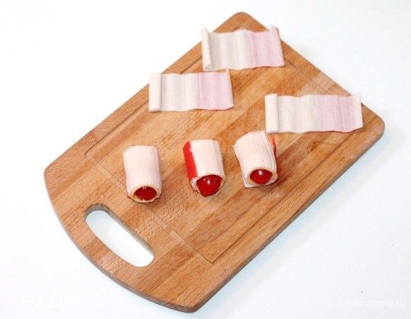 Закручиваем помидорчик с сыром в две половинки крабовой палочки.
