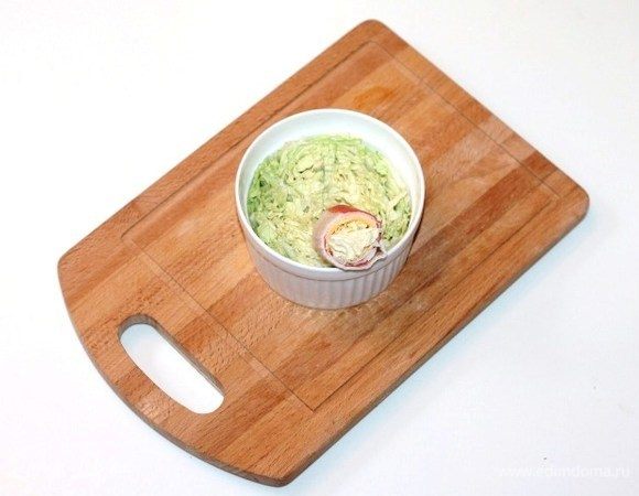 С середины капустного кружочка убираем капусту и кладем в крабовую трубочку.
