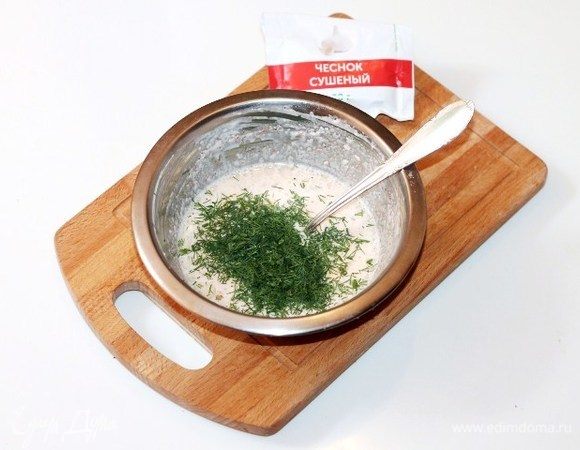 Приготовим заливку. Оставшиеся крабовые палочки кладем в чашу блендера. Добавляем сметану, яйца, масло растительное, приправу, чеснок, соль и молотый перец. Измельчаем блендером. Мелко нарезаем укроп и добавляем к яичной массе, перемешиваем.
