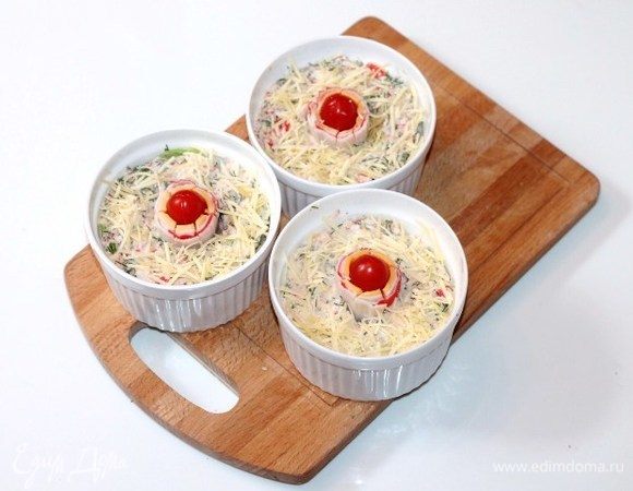 Заливаем капусту соусом и ставим формочки в разогретую до 190°С духовку на 20 минут. Затем посыпаем капусту тертым сыром и отправляем в духовку до расплавления сыра и румяной корочки.
