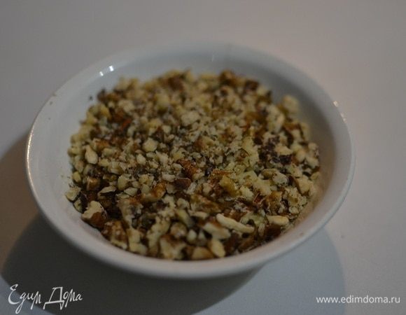 Грецкие орехи измельчить. Орехи можно использовать любые, какие нравятся.
