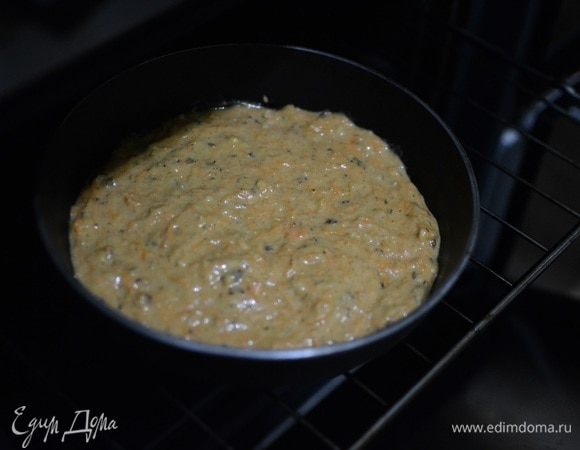 Форму смазать маслом, присыпать мукой, выложить часть теста и выпекать при 180°С 40-45 минут.
