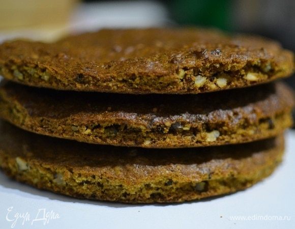 Готовые коржи вынуть из формы, остудить, можно обрезать края, чтобы торт получился более ровным. Из указанного количества теста у меня получается 3 коржа.
