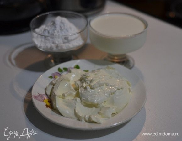 Готовим крем. Взбиваем охлажденные сливки 33% миксером до устойчивых пиков, во время взбивания добавить загуститель для сливок. Сливочный сыр комнатной температуры взбить с сахарной пудрой. Затем аккуратно смешать со сливками лопаткой.
