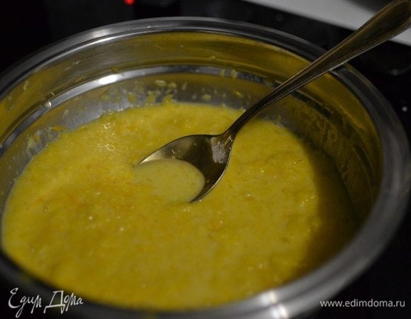 Апельсины хорошо вымыть и обдать кипятком. С половины апельсина снять цедру. Аккуратно вырезать сегменты апельсина. Нам нужно 300 г мякоти апельсина (без пленочек и прожилок). Нагреть до 40°С апельсиновую мякоть с цедрой. Дождем всыпать заранее смешанный сахар 50 г и пектин 8 г. Проварить 2 минуты после закипания. Остудить. 