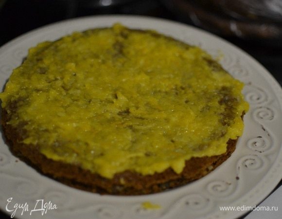 Далее собираем торт, на корж наносим апельсиновое конфи.