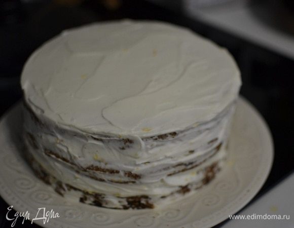 Далее покрываем кремом,проделать тоже самое с остальными коржами. Убрать торт в холодильник.