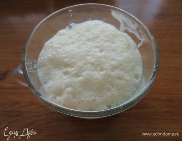 В теплую воду положить дрожжи, 1 ч. л. сахара и оставить в теплом месте до образования пенной шапочки.