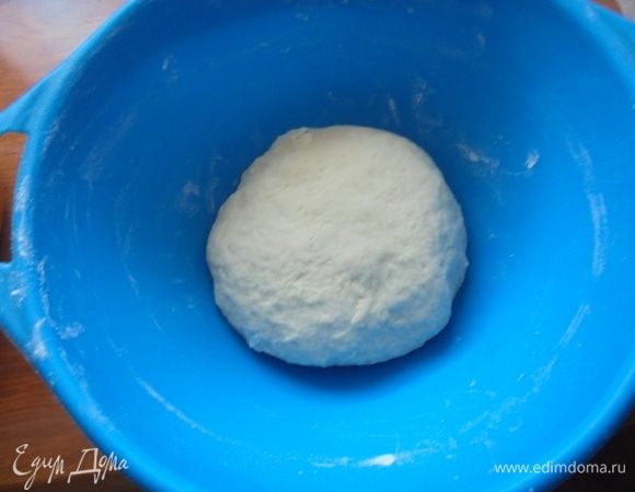 Соединить в сотейнике молоко и сливочное масло, нагревать на небольшом огне, пока масло полностью не растворится. Остудить смесь до температуры 36-27°С. Отдельно взбить яйца вилкой.
Просеять в миску 140 г муки, добавить соль, ванильный сахар, оставшийся сахар, перемешать. Добавить дрожжевую смесь, молоко, яйца, перемешать. Постепенно подсыпая оставшуюся муку, замесить тесто.