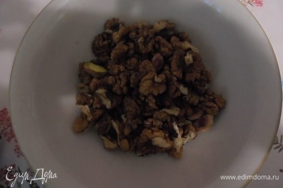 Для начинки взять орехи (можно брать любые), слегка подсушить их на сухой сковороде.