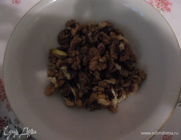 Для начинки взять орехи (можно брать любые), слегка подсушить их на сухой сковороде.