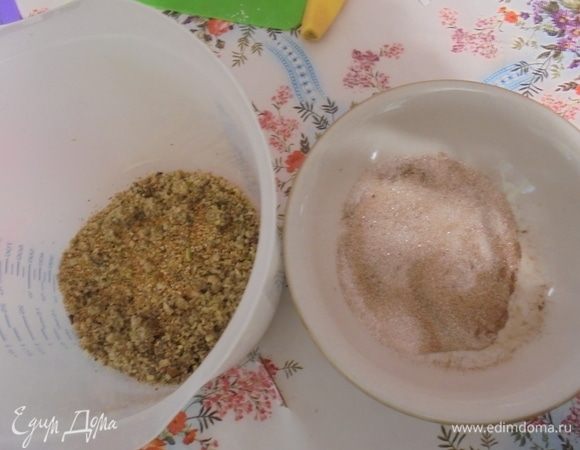 Орехи измельчить в блендере, добавить к ним лимонную цедру, ванилин, перемешать. Сахар соединить с корицей. Сливочное масло растопить и слегка остудить.