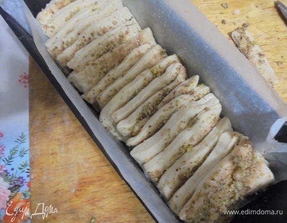 Прямоугольную форму для кекса выстлать бумагой для выпекания, смазать сливочным маслом и выложить полученные квадратики вертикально друг за другом. Оставить подходить в теплом месте 40-45 минут.