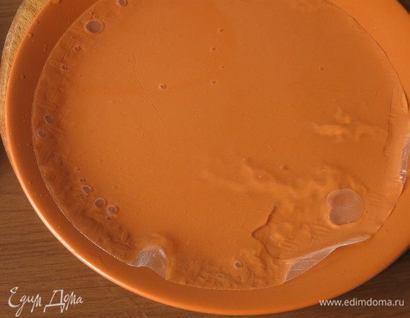 Рисовую бумагу кладем на 8-10 секунд в теплую воду. Удобно использовать тарелку по размеру чуть большему, чем бумага.