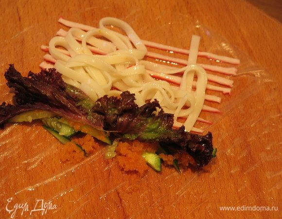 На полоски кладем лапшу отваренную, рамен. (18 г). В исходнике лапша из бобов мунг, переводчик дает словосочетание «весенний дождь», одни и те же иероглифы, а разный смысл. Так что можно положить вместо рамен фунчозу, срез будет интереснее.