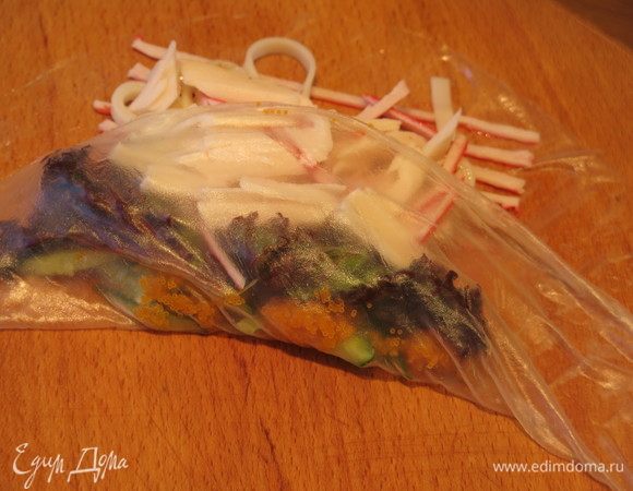 Сворачиваем снизу бумагу.