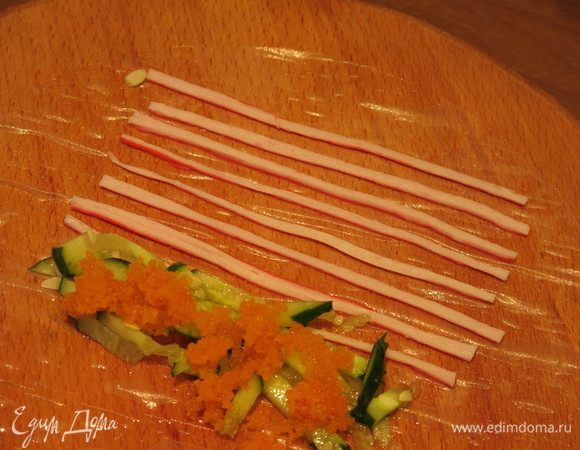 Повторяем операции со второй порцией. Совет: класть немного лапши, огурцов, т. к. начинка рыхлая, и ролл может открыться. Первый ролл из трех у меня не получился, слишком много начинки, все взвешивала.