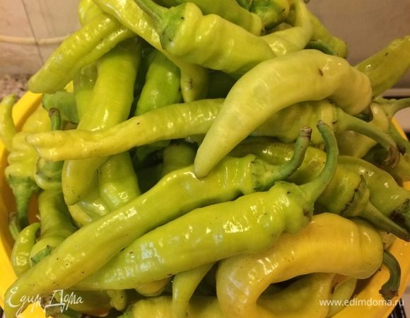 Перец хорошо вымыть и дать слегка обсохнуть.