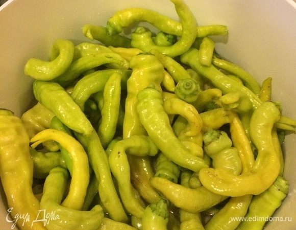 Когда соль и сахар полностью растворятся, добавляем перец (порциями), перемешиваем и варим, помешивая, 5-7 минут (перец должен поменять цвет).