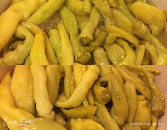 Готовый перец перекладываем в миску и повторяем то же самое с остальным перцем.