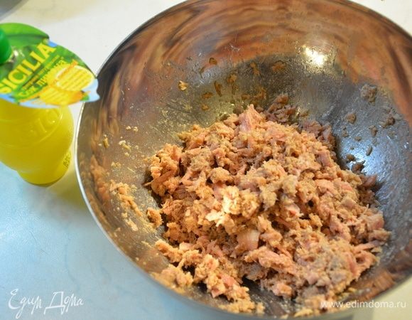 Слить сок с консервированного тунца, оставив 1 ст. л. Хорошо размять тунца вилкой.