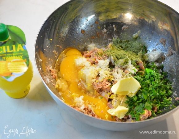 Добавить сушеный зеленый лук, дижонскую горчицу, яйцо, зелень петрушки, хлеб порвать на куски, перец, лимонный сок ТМ Sicilia, цедру лимона, сливочное масло, сок тунца (вода в ингредиентах — это сок консервированного тунца). Все тщательно перемешать. 