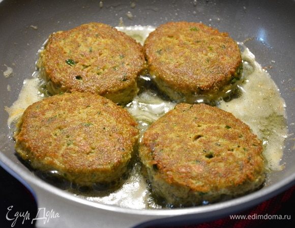 Обжарить котлеты с 2-х сторон до румяной корочки.