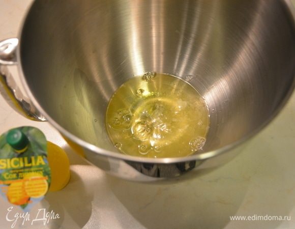 Повторю правила: посуда должна быть сухой и чистой, белки комнатной температуры. Начинаем взбивать на маленькой скорости.