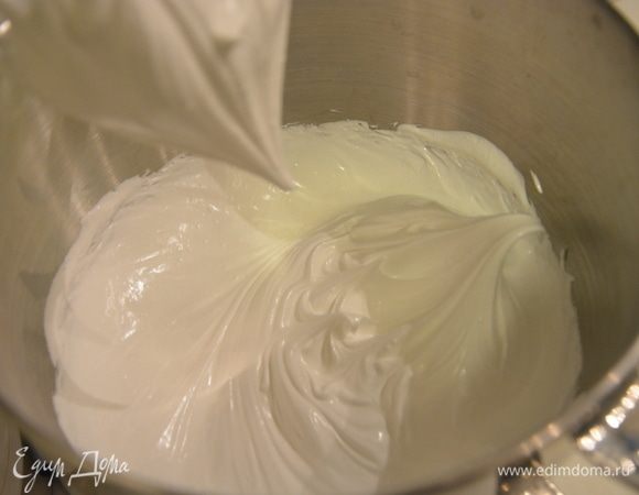 Когда белки начали белеть, постепенно добавить тонкой струйкой сахар, прибавить скорость и не уменьшать ее. Взбить белки до крепких пиков. В самом конце добавить лимонный сок.