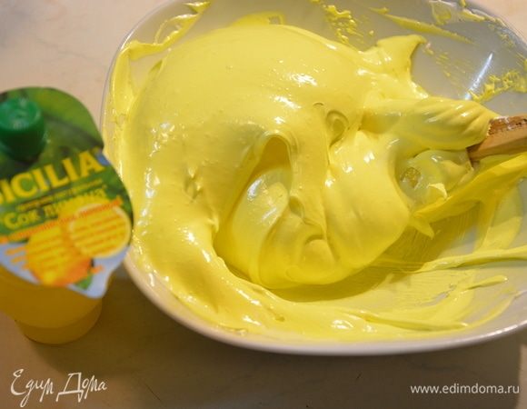 Разделить взбитые белки на 2 части. В одну часть белков добавить пищевой краситель (желтый), перемешать.