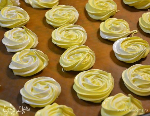 В корнетик с насадкой «открытая звезда» выложить взбитые белые и желтые белки. Отсадить безе на пергамент или силиконовый коврик. Сушить безе при 80-100°С 1 час или чуть больше.