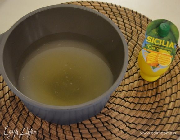 Сварить сироп: воду, сахар и мед подогреть и перемешать до полного растворения сахара. Остудить. Убрать в холодильник минимум на 4 часа. Все ингредиенты сорбета до попадания в мороженицу должны быть строго из холодильника.