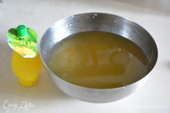 Лимонный сок ТМ Sicilia смешать с сиропом и убрать в холодильник еще на пару часов. Если лимонный сок стоял в холодильнике, то можно сразу приступать к следующему этапу.