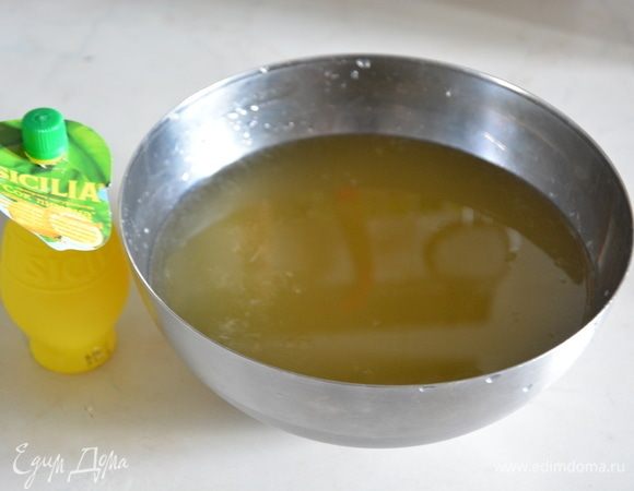 Лимонный сок ТМ Sicilia смешать с сиропом и убрать в холодильник еще на пару часов. Если лимонный сок стоял в холодильнике, то можно сразу приступать к следующему этапу.