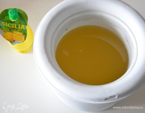 Мороженицу предварительно поместить в морозильную камеру минимум на 12 часов. У меня самая простая модель мороженицы. Вылить смесь в мороженицу и оставить мешать на 45 минут (зависит от конкретной модели).