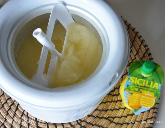 Очень быстро переложить смесь в емкость с крышкой и убрать в морозильную камеру минимум на 5 часов. Можно на морозильной камере включить функцию быстрой заморозки, если таковая имеется, тогда сорбет быстрее застынет.