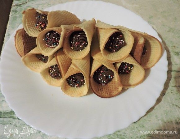 Переложить крем в кондитерский мешок и заполнить трубочки.